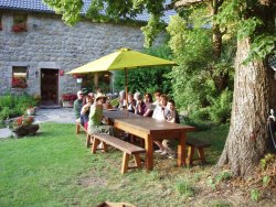 A table sous le tilleul de la Calmeraie chambres hotes Calmeraie Ardeche Gerbier de Jonc Ray-Pic France