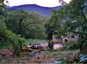 Table d'hôtes devant le Gerbier de Jonc chambres hotes Calmeraie Ardeche Gerbier de Jonc Ray-Pic France