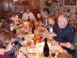 A table dans la salle à manger de la Calmeraie chambres hotes Calmeraie Ardeche Gerbier de Jonc Ray-Pic France