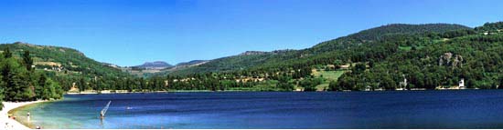 le lac d'Issarles chambres hotes Calmeraie Ardeche Gerbier de Jonc Ray-Pic France